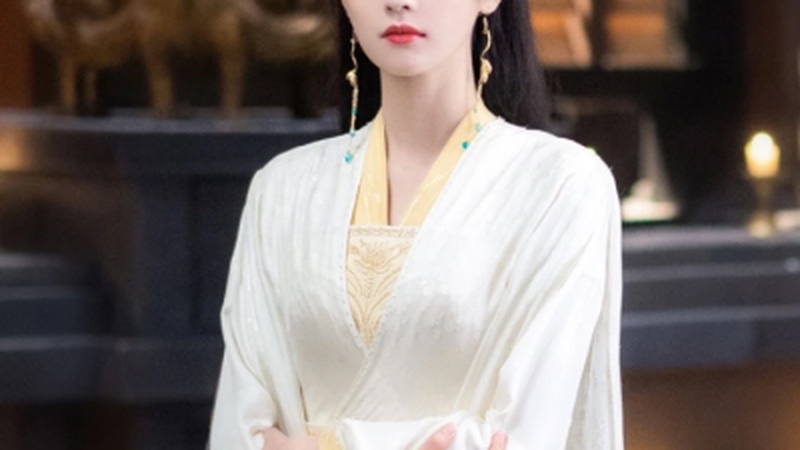 白鹿出任Jimmy Choo香水代言人，光影大片演绎女性多面魅力